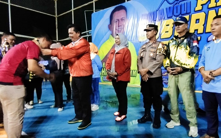 Gubernur Ansar saat Tutup Turnamen Gubernur Cup Bola Voli Putri Zona Bintan
