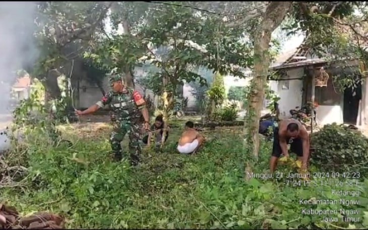 Babinsa Koramil 01/Ngawi Kodim 0805/Ngawi Koptu Ilham Romadhon saat Gotong-Royong Bersihkan Lingkungan