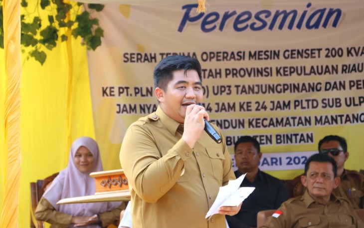 Bupati Bintan Roby Kurniawan SPWK saat turun langsung ke Desa Dendun untuk melakukan penyerahan Mesin Genset 200 KVA kepada PT. PLN (Persero) UP3 Tanjungpinang melalui PLD Sub ULP Dendun.