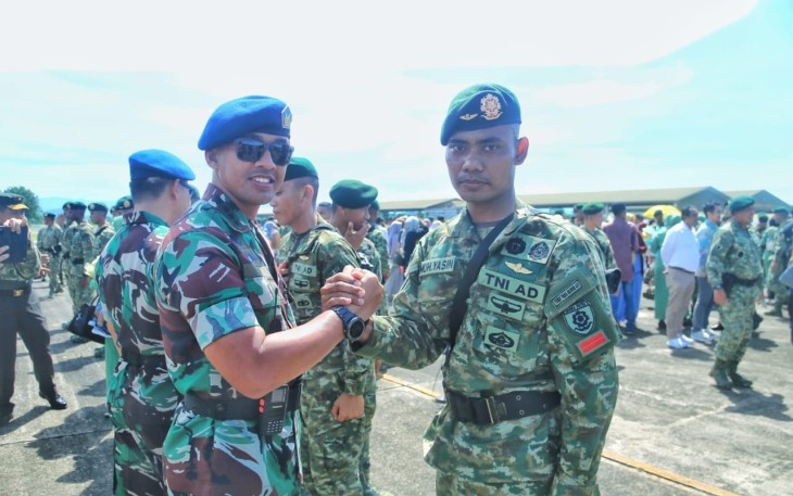 Kadisops Lanud Sultan Hasanuddin Sematkan Bravet Para Dasar Kepada Prajurit Brigif 3/Tri Budi Sakti Divisi Infanteri 3 Kostrad