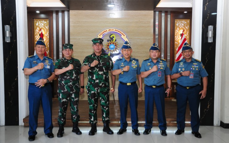 Komandan Kodiklatal (Dankodiklatal) Letjen TNI Marinir Nur Alamsyah menerima kunjungan kerja Kepala Dinas Keuangan Angkatan Laut (Kadiskual) Laksamana Pertama TNI Imam Subarkah dan Komandan Koopskasel Laksma TNI Agus Indra Wijaya di Loby Gedung Ki Hadjar Dewantara, Kodiklatal, Bumimoro, Surabaya, Kamis (11/01/2024)