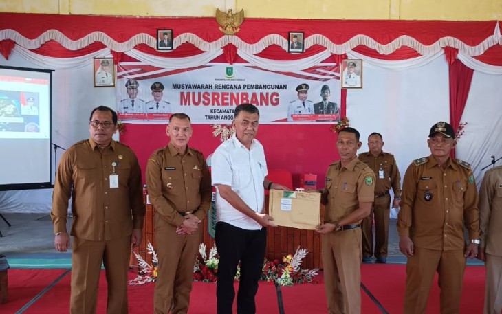 Bupati Natuna Serahkan Kartu BPJS Ketenagakerjaan Kepada Nelayan Kecamatan Midai