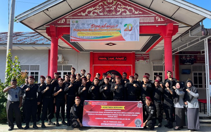 Lembaga Pemasyarakatan Kelas IIB Idi melaksanakan kegiatan apel pagi sekaligus penandatangaan Komitmen Bersama Pembangunan Zona Integritas menuju Wilayah Bebas dari Korupsi (WBK) dan Wilayah Birokrasi Bersih dan Melayani (WBBM) Tahun 2024, Kamis (01/02/2024)