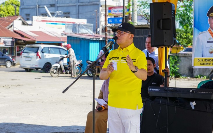 Gubernur Rohidin Mersyah membuka langsung operasi pasar murah milik Pemerintah Provinsi Bengkulù yang di gelar Selasa (6/2) di Pasar Pedati Kabupaten Bengkulu Tengah