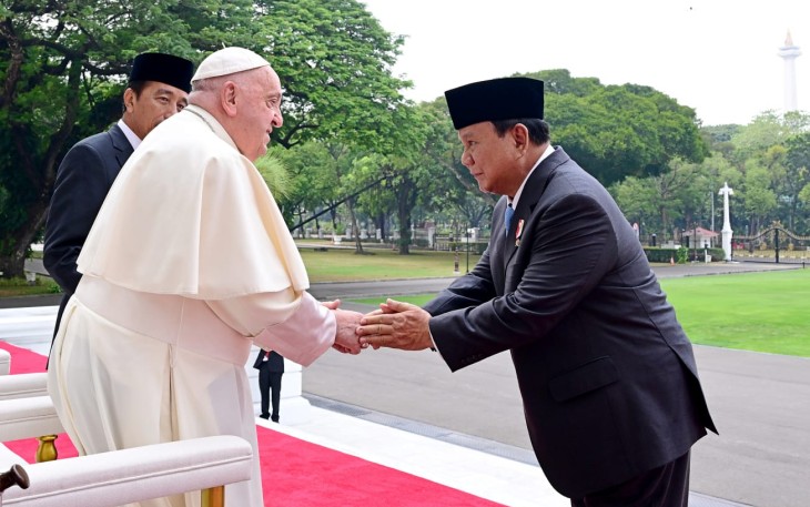 Menhan RI Prabowo Subianto saat mendampingi Presiden Joko Widodo dalam kunjungan Pemimpin Tertinggi Gereja Katolik Sedunia dan Kepala Negara Vatikan, Yang Teramat Mulia Sri Paus Fransiskus pada hari Rabu (4/9/2024), Istana Merdeka, Jakarta.