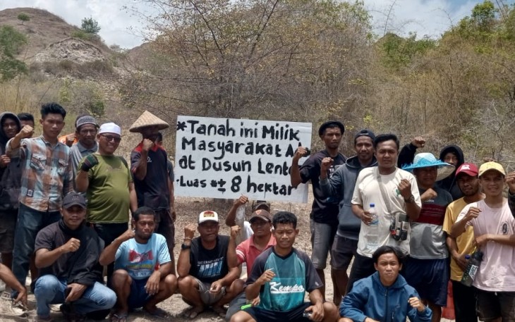 Puluhan warga adat Dusun Lenteng saat memasang plang di atas tanah adat milik mereka yang diduga diklaim oleh Harmin warga Krora,Desa Pasir Panjang