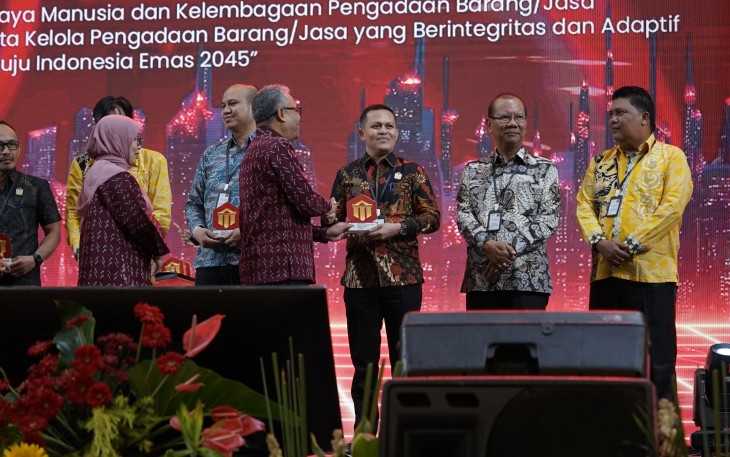 Pemprov Kepri Raih Penghargaan UKPBJ Proaktif dengan Capaian UMK Tertinggi
