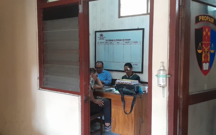  Rumistro kaur perencanaan Desa Biting yang menjadi korban penganiayaan kepala desa Biting sedang menjalani pemeriksaan di Mapolsek Sambong Polres Blora
