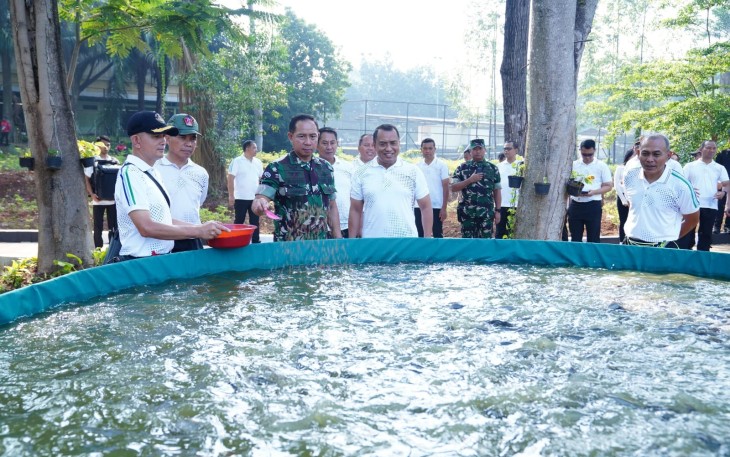Panglima TNI Tanam Pohon dan Tebar Benih Ikan