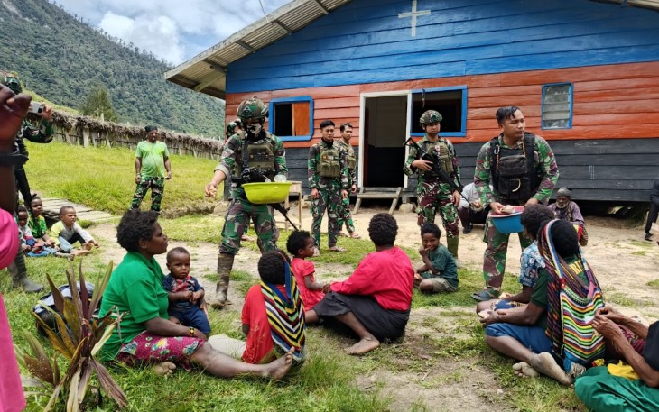 Satgas Yonif 323 Kostrad, khususnya Pos Pintu Jawa pimpinan Lettu Inf Caroko, mewujudkan kepedulian sosial melalui pemberian makan siang gratis kepada warga Kampung Gelegi, Distrik Mageabume