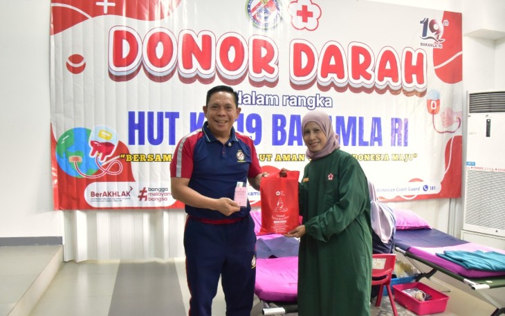Bakamla RI menggelar kegiatan donor darah yang diikuti oleh Kepala Bakamla RI Laksdya TNI Dr. Irvansyah, S.H., M.Tr., Opsla., Jajaran Pejabat Eselon I, II, III, Ketua Dharma Wanita Persatuan (DWP) Bakamla RI Ny. Yuanita Irvansyah beserta Anggota Pengurus, serta seluruh personel Bakamla RI, di Markas Besar Bakamla RI, Jakarta Pusat, Selasa (31/12/2024)