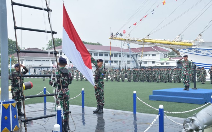 Kepala Dinas Penerangan (Kadispen) Kolinlamil Kolonel Laut (KH) Drs. Lie Lie Soeprijatna, M.M memimpin jalannya upacara bendera yang rutin dilaksanakan setiap hari senin yang diikuti seluruh prajurit dan PNS Kolinlamil bertempat di Lapangan Moeljono Silam, Mako Kolinlamil Tanjung Priok, Jakarta Utara, pada Senin (5/8)