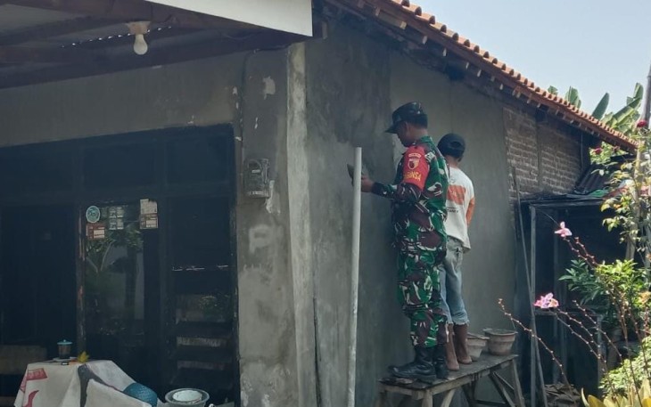 Babinsa Desa Kebonagung Koramil 0803/03 Balerejo Bantu Renovasi Rumah Warga