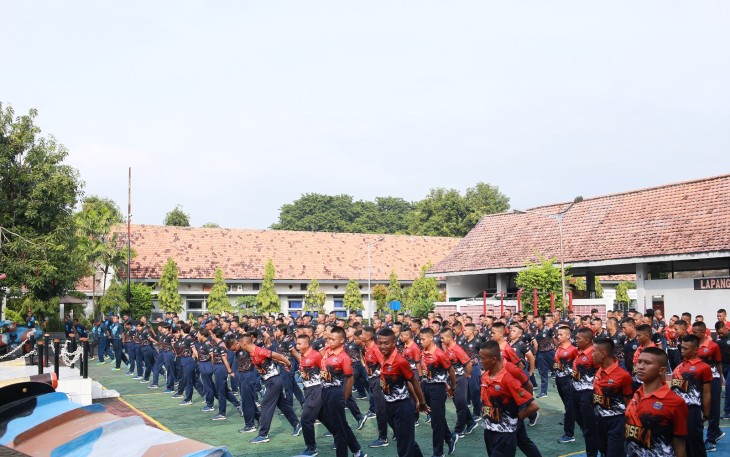 Menjelang Penutupan Pendidikan (Tupdik) dan sebelum terjun di kedinasan, seluruh Siswa Pusat Pendidikan Elektronika (Pusdiklek) Kodikdukum Kodiklatal yang terdiri dari siswa Pendidikan Pertama Perwira (Dikmapa) PK TNI AL Angkatan 30 A Korps Elektro, siswa Pendidikan Pertama Bintara (Dikmaba) dan siswa Pendidikan Pertama Tamtama (Dikmata) TNI AL Angkatan 43/1 TA. 2023, melaksanakan Olah Raga Rekreasi (Orek), bertempat di Pusdiklek Kodiklatal, Bumimoro Surabaya, Rabu (31/01/2024)