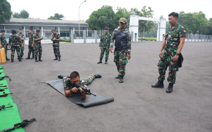 Prajurit Lanudal Juanda Latihan Bongkar Pasang Senjata