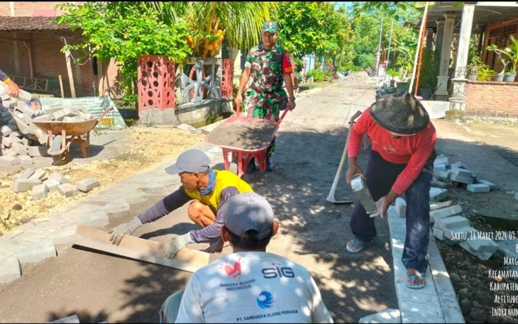 Babinsa Koramil 01/Ngawi Bantu Warga Pasang Paving 