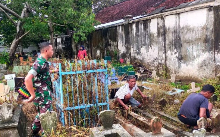 Serda Heru Bersama Warga Bersatu Bersihkan TPU Kepatihan