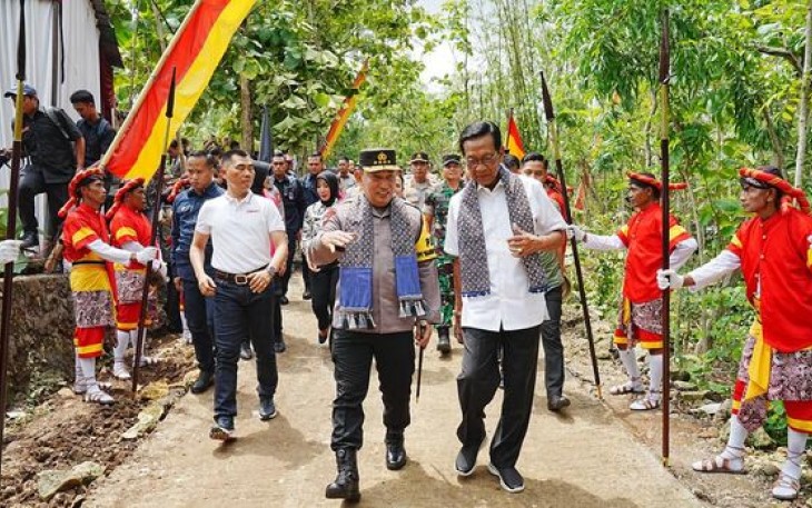 Kapolri Jenderal Listyo Sigit Prabowo didampingi Gubernur Daerah Istimewa Yogyakarta (DIY) sekaligus Sultan Jogja Sri Sultan Hamengku Buwono X saat menuju lokasi peresmian sumur bor, Sabtu (6/1/2024). 