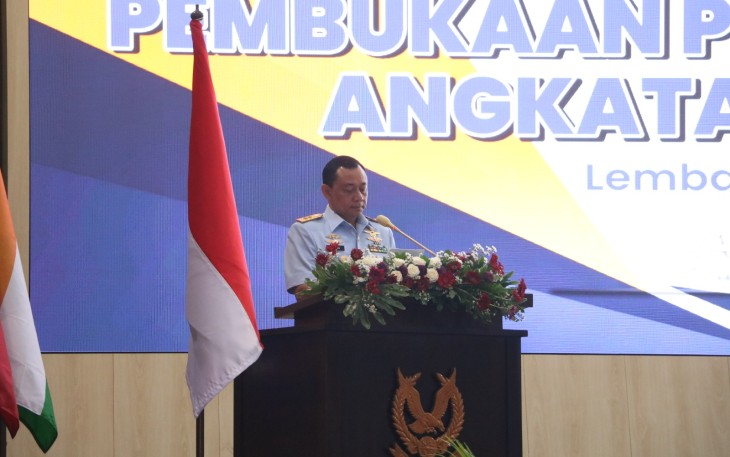 Komandan Sekolah Staf dan Komando TNI Angkatan Udara (Danseskoau) Marsda TNI Eding Sungkana, S.A.B., M.Tr (Han)., memimpin upacara pembukaan Pendidikan Seskoau Angkatan ke-61 Tahun Pelajaran 2024, bertempat di Gedung Grha Dirgantara Seskoau, Lembang Bandung Barat, Selasa (16/1/2024)