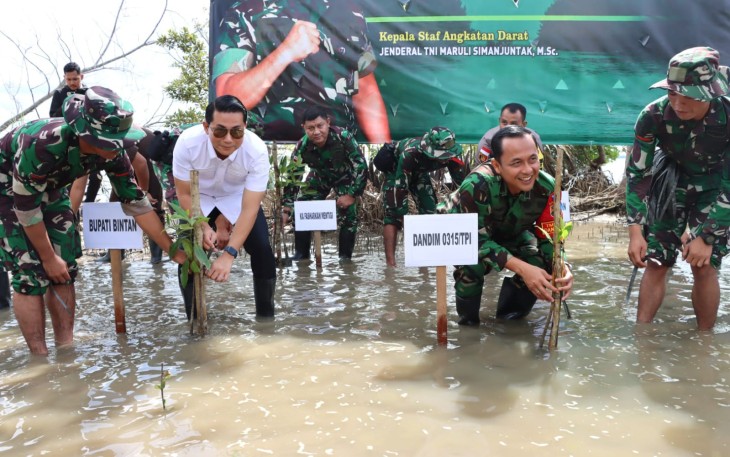 Dandim 0315/Tanjungpinang Letkol Inf Eka Ganta Chandra, S.I.P,. M.I.P selaku Dansatgas TMMD ke -119 Tahun 2024 bersama FKPD Bintan dan Satgas TMMD melakukan penanaman 1.500 bibit pohon mangrove di pesisir pantai Kampung Raja, Desa Busung, Kecamatan Seri Kuala Lobam Kabupaten Bintan, Rabu (21/2/2024)