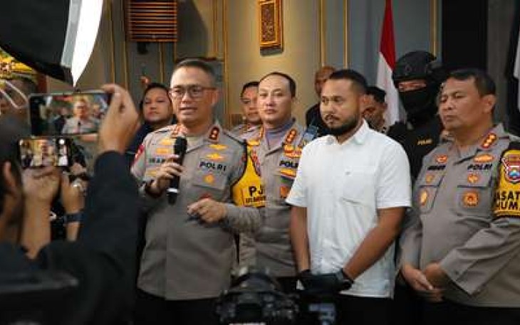 Kapolda Jatim Irjen Pol Imam Sugianto saat memberikan keterangan pers di Mapolresta Malang Kota, Selasa (3/12)