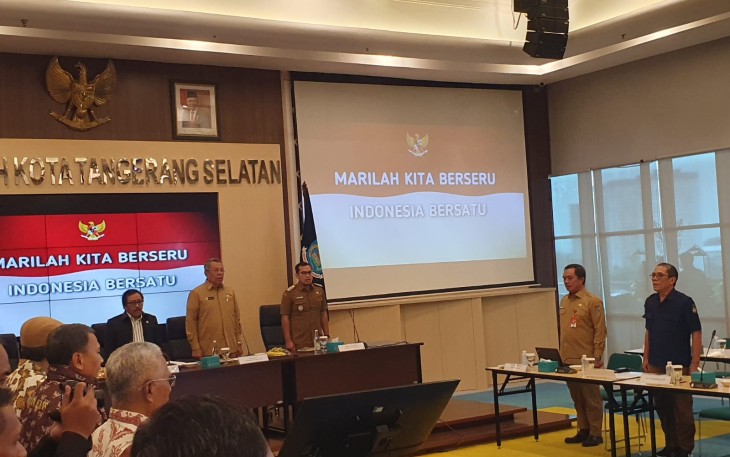 Kepala BSKDN Kemendagri Yusharto Huntoyungo (kanan) saat mengikuti kunjungan kerja Komisi II DPR RI terkait persiapan dan kesiapan Pemilu Serentak 2024 di Kota Tangsel pada Selasa, 23 Januari 2024.