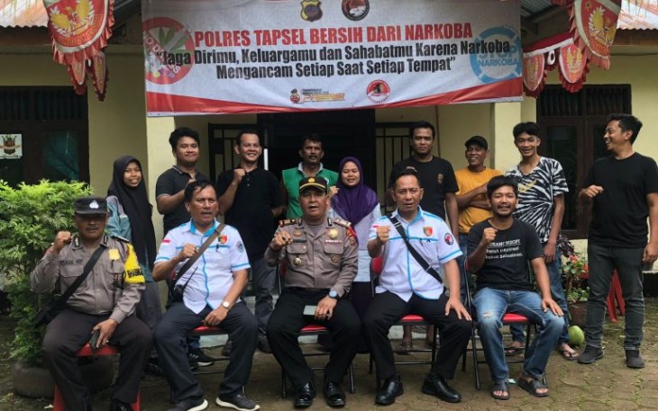 Kasat Resnarkoba Polres Tapsel, AKP Salomo Sagala, bersama Kapolsek Batang Angkola, AKP Raden Saleh, KBO Ipda TP Saragih, dan lainnya usai dirikan Posko bersih dari narkoba di Kantor Kepala Desa Sidadi II.