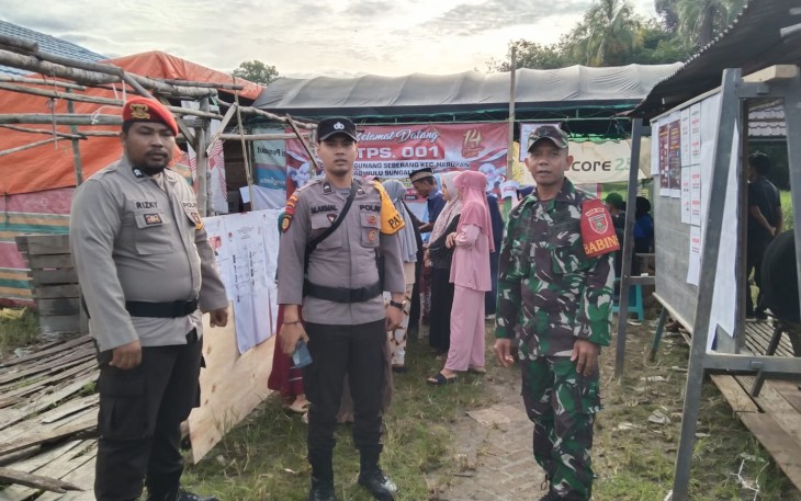  Babinsa Kodim 1002/HST dan Bhabinkamtibmas Polres HST  melaksanakan  pengamanan di Tempat Pemungutan Suara (TPS) Pemilu 2024 di seluruh wilayah Hulu Sungai Tengah, Rabu (14/02/2024)
