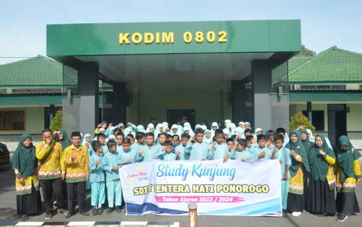 Siswa siswi SD Islam Terpadu (SDIT) Lentera Hati Ponorogo hari ini melakukan kunjungan ke Kodim 0802/Ponorogo, jalan Basuki Rahmat nomor 38, Kota / Kabupaten Ponorogo, Kamis (22/02/2024)