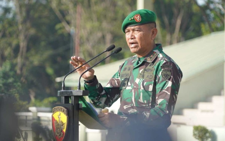 Pangdam IX/Udayana Mayjen TNI Harfendi, S.I.P., M.Sc., saat memimpin Apel Gelar Pasukan dalam rangka Pengamanan Pemilu 2024.