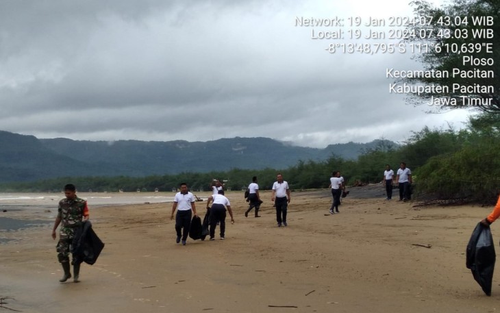 anggota Koramil 0801/01 Pacitan turut berkontribusi dalam aksi bersih-bersih pantai Pancer Door, yang berada di Kel. Ploso, Kec.Pacitan, Kab. Pacitan, Jumat (19/01/2024). 