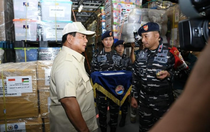 Menteri Pertahanan RI (Menhan RI) Prabowo Subianto didampingi Kepala Staf Angkatan Laut (Kasal) Laksamana TNI Dr. Muhammad Ali, melepas keberangkatan misi perdamaian yang membawa bahan bantuan kemanusiaan untuk korban konflik di Gaza bertempat di Dermaga Kolinlamil, Jakarta Utara, Kamis (18/01)