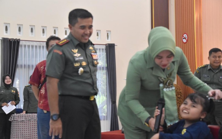 Danrem 071/Wijayakusuma Kolonel CZI Mohammad Andhy Kusuma, S. Sos, M.M., M. Han, dalam program Orang Tua Asuh Disabiltas Ganda, memberikan tali asih dan memberikan kesempatan berwisata kepada anak-anak penyandang disabilitas ganda. Acara ini diselenggarakan di obyek wisata Purbasari Pancuran Mas yang terletak di Desa Purbayasa, Kecamatan Padamara, Kabupaten Purbalingga, Jawa Tengah, Kamis (07/03/2024)