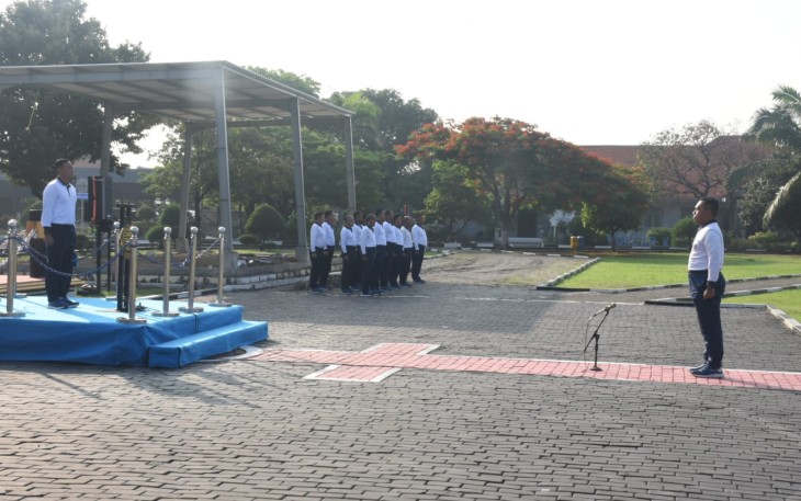 Pangkalan Utama TNI Angkatan Laut (Lantamal) V menggelar Apel khusus menyambut Tahun Baru 2024, selaku Inspektur Upacara (Irup) Komandan Lantamal V Brigjen TNI Marinir Joni Sulistiawan, S. H., M. Han di Lapangan Apel Mako Lantamal V Jalan Laksda M. Nazir No.56 Perak Surabaya, Selasa (02/01/2024)