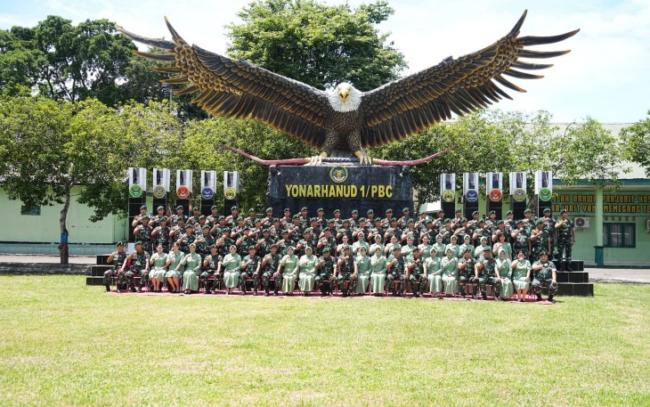 Panglima Kostrad (Pangkostrad) Letnan Jenderal TNI Muhammad Saleh Mustafa didampingi Ketua Persit Kartika Chandra Kirana Gabungan Kostrad Ibu Eka M. Saleh Mustafa mengunjungi Markas Batalyon Artileri Pertahanan Udara (Yonarhanud) 1 Divif 1 Kostrad, Serpong, Tangerang Selatan, Selasa (16/1/2024)