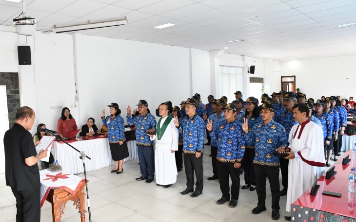 Wakil Bupati Samosir, Martua Sitanggang mengambil sumpah/janji dan melantik 16 pejabat administrator dan 18 pejabat pengawas dilingkungan Pemkab Samosir. Pelantikan dilaksanakan  di Aula Kantor Bupati Samosir, Jumat (12/01/2024)