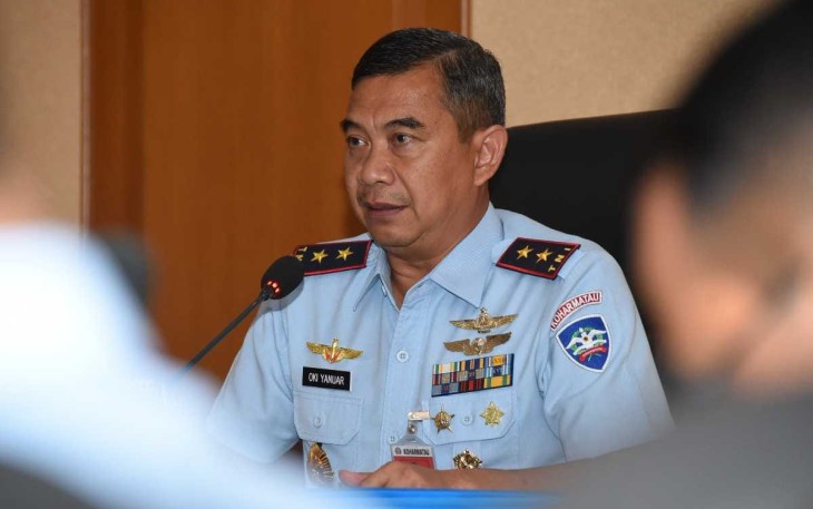 Dankoharmatau Marsekal Muda TNI Oki Yanuar, S.T., saat menerima paparan Sasaran Program Kerja dan Anggaran TA 2024 dari para Komandan  Depohar yang berlangsung di ruang rapat Basjir Soerya Makoharmatau, Bandung, Jawa Barat (17/01/2024).