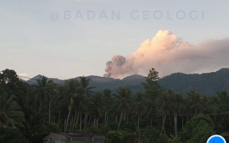 Gunung Dukono yang berada di Kabupaten Halmahera Utara, Provinsi Maluku Utara