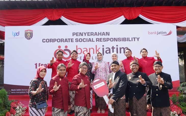 Bank Jatim Serahkan Satu Unit Mobil Pemadam Kebakaran ke Pemkab Ngawi
