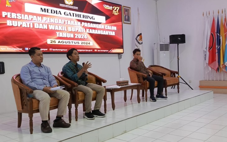 Ketua KPU Karanganyar, Daryono, menyampaikan penjelasan dalam acara media gathering terkait persiapan pendaftaran Pasangan Calon Bupati dan Wakil Bupati Karanganyar tahun 2024, Senin (26/8/2024), di kantor KPU setempat