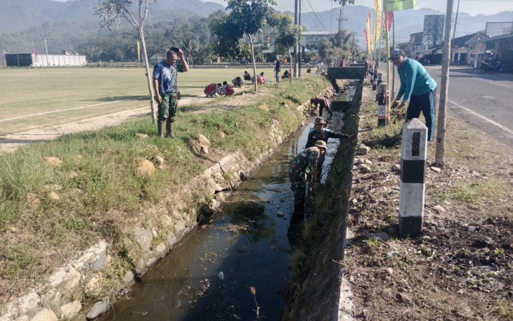 Aksi Nyata Koramil 0806-12/Munjungan Kerja Bakti untuk Lingkungan Bersih dan Desa Bebas Banjir