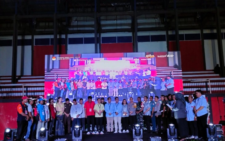 Foto pembacaan Deklarasi kampanye damai oleh ketua divisi Parmas dan SDM KPU, Wiwinda Hamisi yang diikuti oleh seluruh peserta yang hadir