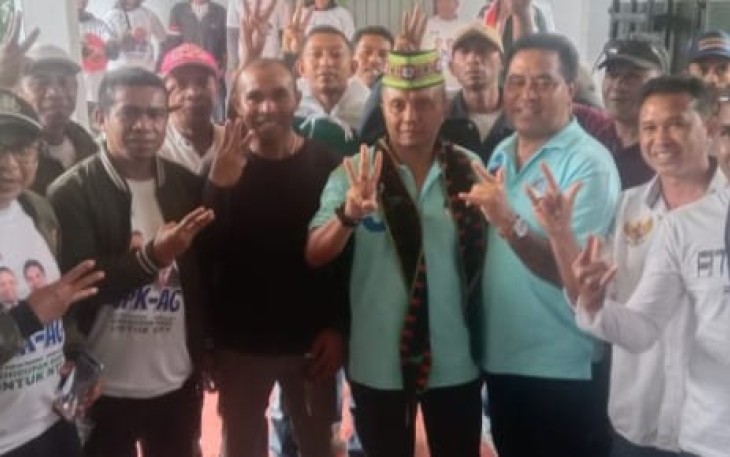 Simon Petrus Kamlasi dan Adrianus Garu saat berpose bersama tim dan relawan paket SIAGA