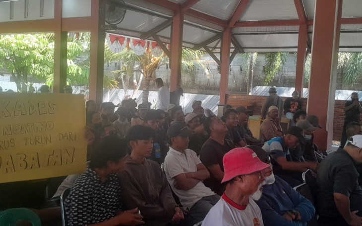 Puluhan warga Desa Biting k datangi kantor kecamatan Sambong menuntut kades dipecat dari jabatannya