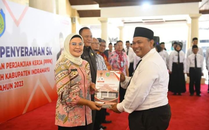 Bupati Indramayu Hj. Nina Agustina saat Serahkan Langsung SK PPPK Guru