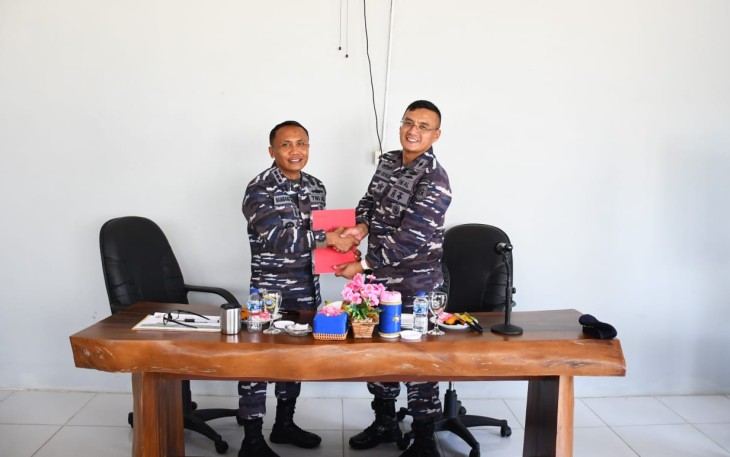 Danlanal Cilacap menyerahkan memorandum dan menyerahkan data aset maupun personel Satuan Kerja Lanal Cilacap kepada calon Danlanal baru Kolonel Laut (P) Robby Edevaldo, Minggu (03/03/2024)