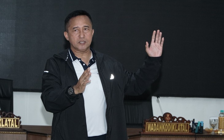 Dankodiklatal Letjen TNI Marinir Nur Alamsyah saat memberikan pengarahan kepada kepada seluruh Kepala Satuan Kerja (Kasatker) di lingkungan Kodiklatal, bertempat di Gedung Soedomo JOPR Kodiklatal, Bumimoro Surabaya, Selasa (30/01/2024).
