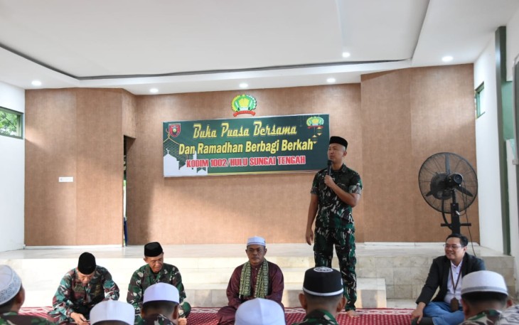  Kodim 1002/Hulu Sungai Tengah menggelar buka puasa bersama bertempat di Aula Sapta Marga jalan Telaga Padawangan Kelurahan Barabai Timur Kecamatan Barabai Kab.Hulu Sungai Tengah. Sabtu (16/03/2024)