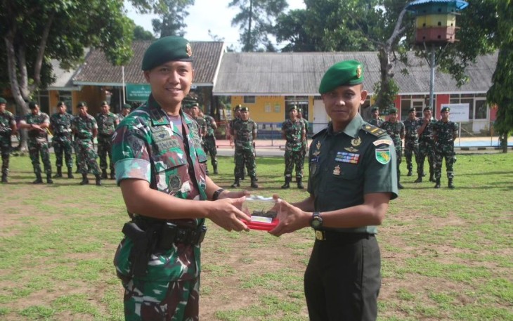 Denpal Divif 2 Kostrad saat Mengantarkan Prajurit Terbaik Pindah Satuan