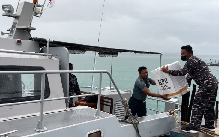 TNI AL saat Distribusikan Logistik Pemilu Menuju Pulau Terpencil, Senin (12/02).